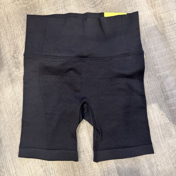 All In Motion Black High Rise 6” Shorts Ribbed Moisture Wicking Reg Fit Size M - Picture 2 of 5